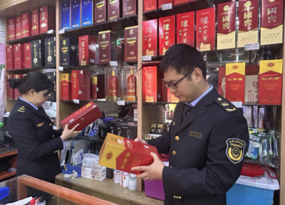 鄰水縣壇同市場監(jiān)督管理所開展“特供酒”清源打鏈專項檢查 強化酒類經(jīng)營秩序監(jiān)管